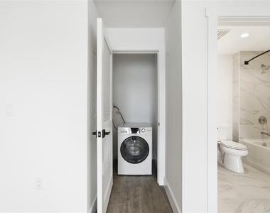 180 Deer Park Avenue - Photo Thumbnail 13