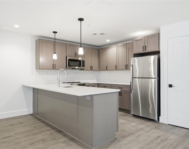 180 Deer Park Avenue - Photo Thumbnail 11