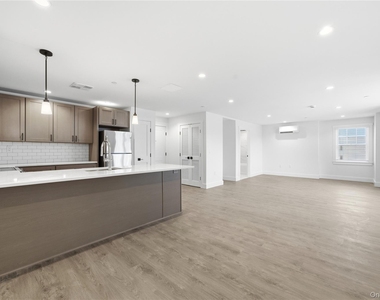 180 Deer Park Avenue - Photo Thumbnail 6