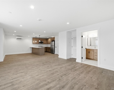 180 Deer Park Avenue - Photo Thumbnail 4