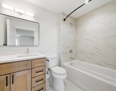 180 Deer Park Avenue - Photo Thumbnail 12