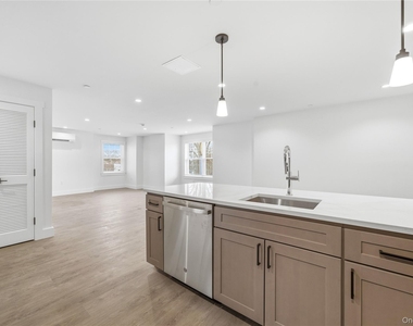 180 Deer Park Avenue - Photo Thumbnail 7