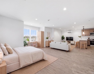 180 Deer Park Avenue - Photo Thumbnail 24