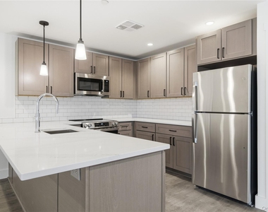 180 Deer Park Avenue - Photo Thumbnail 10