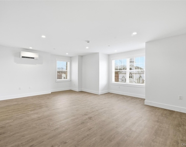 180 Deer Park Avenue - Photo Thumbnail 3