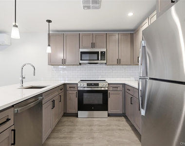 180 Deer Park Avenue - Photo Thumbnail 8