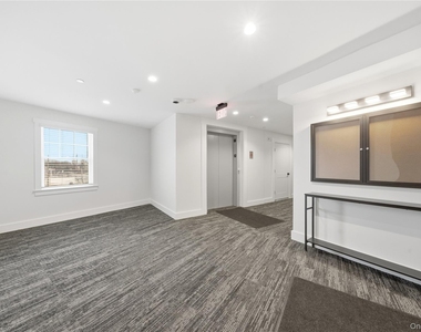 180 Deer Park Avenue - Photo Thumbnail 14