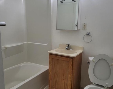 625 A Chesapeake Street Se - Photo Thumbnail 8