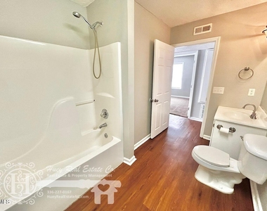 620 E Davis Street - Photo Thumbnail 8