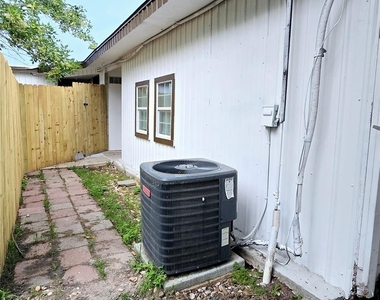 101 S Lockhart St - Photo Thumbnail 16