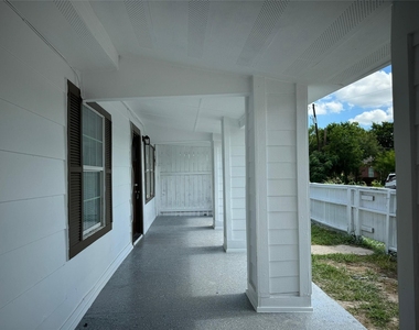 101 S Lockhart St - Photo Thumbnail 2