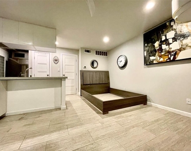 3110 Red River St - Photo Thumbnail 4