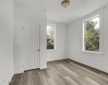 522 W 21st Street - Photo Thumbnail 8