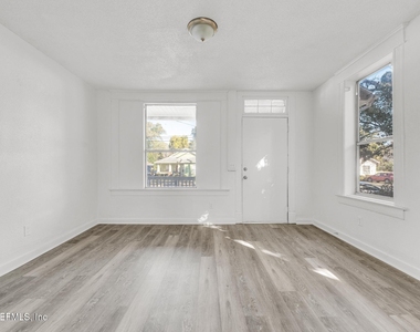 522 W 21st Street - Photo Thumbnail 4