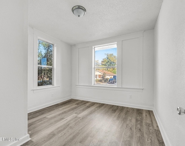 522 W 21st Street - Photo Thumbnail 5