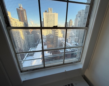 East 64th Street - Photo Thumbnail 6