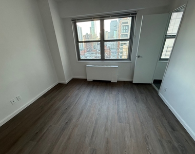 East 64th Street - Photo Thumbnail 12