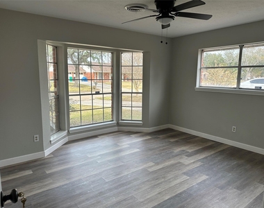 4821 Burning Tree Drive - Photo Thumbnail 10