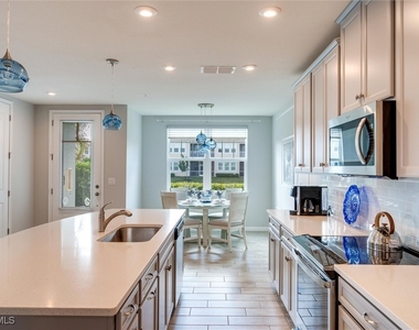 4607 Arboretum Circle - Photo Thumbnail 7