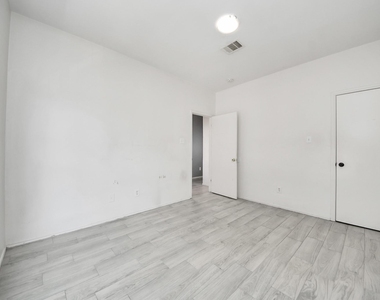 10217 Teneha Drive - Photo Thumbnail 11