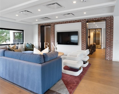 3001 W 11th Street - Photo Thumbnail 3