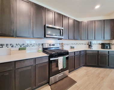 8214 Leisure Point Drive - Photo Thumbnail 16