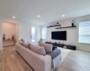 8214 Leisure Point Drive - Photo Thumbnail 3
