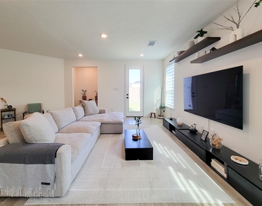 8214 Leisure Point Drive - Photo Thumbnail 2