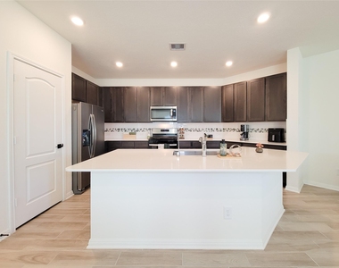 8214 Leisure Point Drive - Photo Thumbnail 10