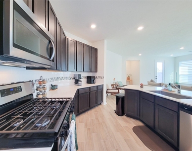 8214 Leisure Point Drive - Photo Thumbnail 15