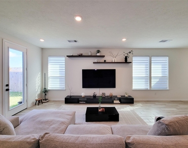 8214 Leisure Point Drive - Photo Thumbnail 4