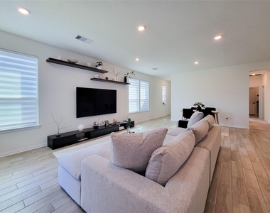 8214 Leisure Point Drive - Photo Thumbnail 5