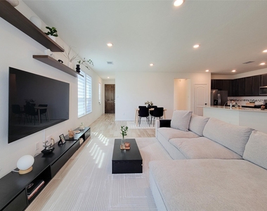 8214 Leisure Point Drive - Photo Thumbnail 6