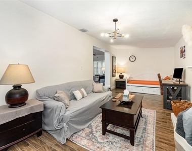 2721 E Marks Street - Photo Thumbnail 12