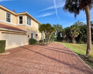 9411 Discovery Terrace - Photo Thumbnail 12