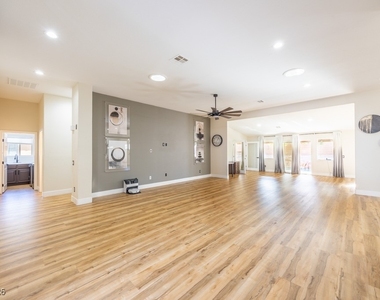 8217 Cabin Springs Avenue - Photo Thumbnail 5