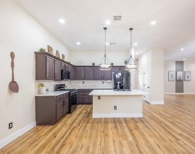 8217 Cabin Springs Avenue - Photo Thumbnail 10
