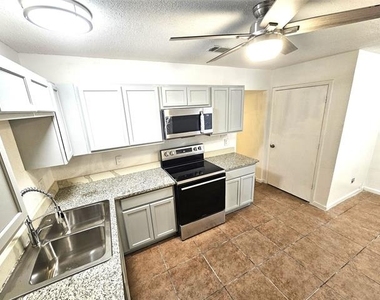 724 Bluebonnet Drive - Photo Thumbnail 2
