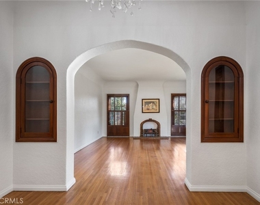 929 E 37th - Photo Thumbnail 11