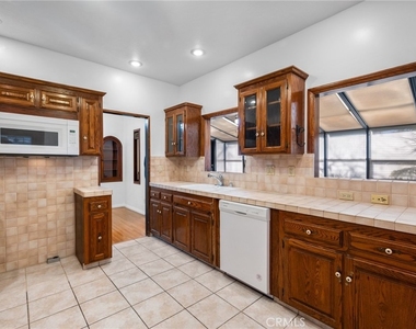 929 E 37th - Photo Thumbnail 16