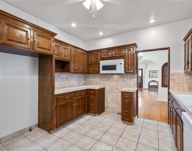 929 E 37th - Photo Thumbnail 17