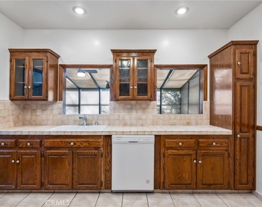 929 E 37th - Photo Thumbnail 18