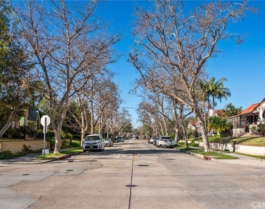 929 E 37th - Photo Thumbnail 31
