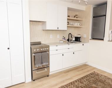160 Avenida Florencia - Photo Thumbnail 5