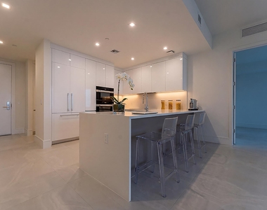 220 Lake Shore Drive - Photo Thumbnail 10