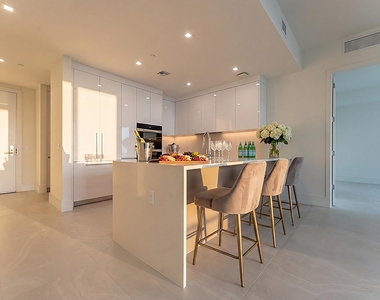 220 Lake Shore Drive - Photo Thumbnail 9
