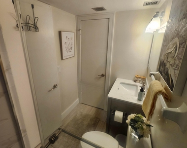 1505 N Riverside Drive - Photo Thumbnail 10