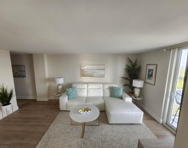 1505 N Riverside Drive - Photo Thumbnail 5