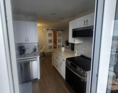 1505 N Riverside Drive - Photo Thumbnail 8