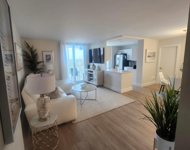 1505 N Riverside Drive - Photo Thumbnail 7